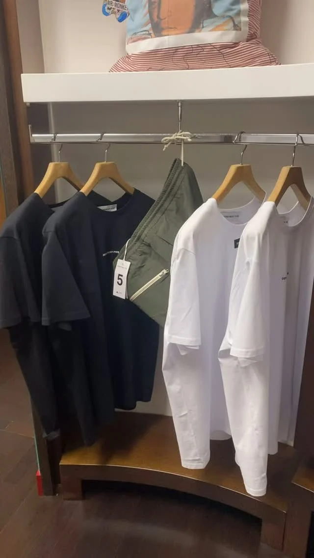 Ecco una versione più d’impatto e dinamica, perfetta per un reel:

😎”T-shirt essenziali, bermuda versatili, pantaloni larghi in cotone fresco e jeans che parlano di stile. 
Departmentfive è l’anima urbana dell’estate. 🔥
👀Indossala da Granduca.”🫧

 
➡️ Vai su www.granducacamiceria.it per scoprire il tuo nuovo look 

🛍 Vieni a provarli in negozio 

🔥 Solo capi selezionati, solo per veri intenditori

👉 Vieni a trovarci in Store - Via Quinto Ennio n.64 Francavilla Fontana 

👉 Shop on-line www.granducacamiceria.it 

📦 Spedizione in tutta Italia 

☎️ per info e contatti 

Whatsapp e messenger
Cel. +39 328 33 17 386 
Tel. 0831 81 19 48

#granducacamiceria #francavillafontana #puglia #salento #taranto #brindisi #lecce #ceglie #mesagne #oria #latiano #grottaglie #manduria
#Departmentfive #LookEstivoUrbano #ModaUomoEstate2025 #TshirtUomo #BermudaUomo #PantaloniCotone #JeansUomo #StileMaschile  #MensSummerStyle