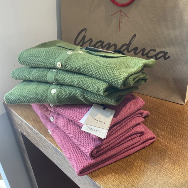 😎”Essenziale, fresca, elegante: la polo Gran Sasso è il simbolo dello stile maschile estivo. 
Da Granduca trovi i modelli perfetti per ogni occasione.”

-

🧵 Vieni a provarla in negozio 

☀️ Vestiti d’estate con classe 

-
👉 Vieni a trovarci in Store - Via Quinto Ennio n.64 Francavilla Fontana 

👉 Shop on-line www.granducacamiceria.it 

📦 Spedizione in tutta Italia 

☎️ per info e contatti 

Whatsapp e messenger
Cel. +39 328 33 17 386 
Tel. 0831 81 19 48

#granducacamiceria #francavillafontana #puglia #salento #taranto #brindisi #lecce #ceglie #mesagne #oria #latiano #grottaglie #manduria #gransasso_official 
#PoloGranSasso #ModaUomo #StileEstivoUomo #AbbigliamentoUomo #LookEleganteUomo #PoloCotone #MensStyle